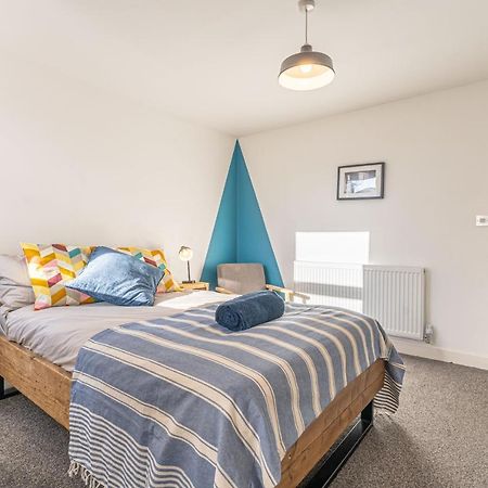 Stylish 5-Bed Home, Each With En-Suite And Own Tv Coventry Esterno foto