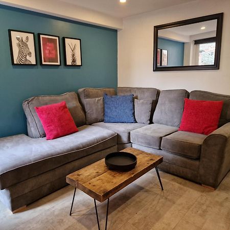 Stylish 5-Bed Home, Each With En-Suite And Own Tv Coventry Esterno foto