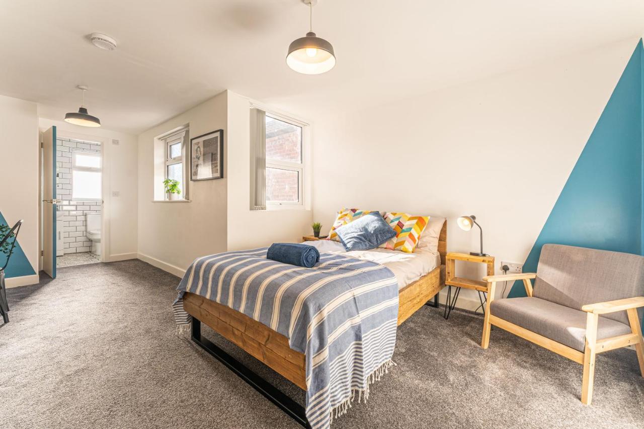 Stylish 5-Bed Home, Each With En-Suite And Own Tv Coventry Esterno foto