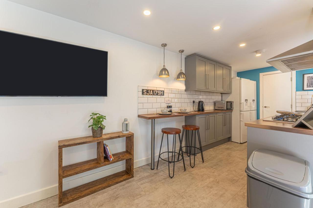 Stylish 5-Bed Home, Each With En-Suite And Own Tv Coventry Esterno foto
