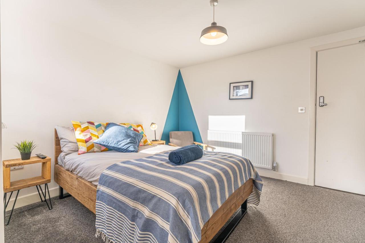 Stylish 5-Bed Home, Each With En-Suite And Own Tv Coventry Esterno foto