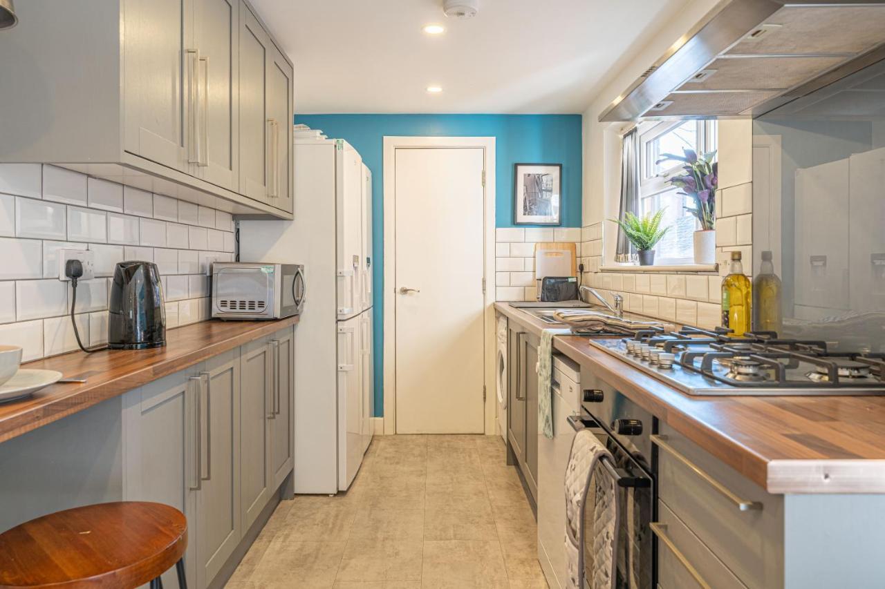 Stylish 5-Bed Home, Each With En-Suite And Own Tv Coventry Esterno foto