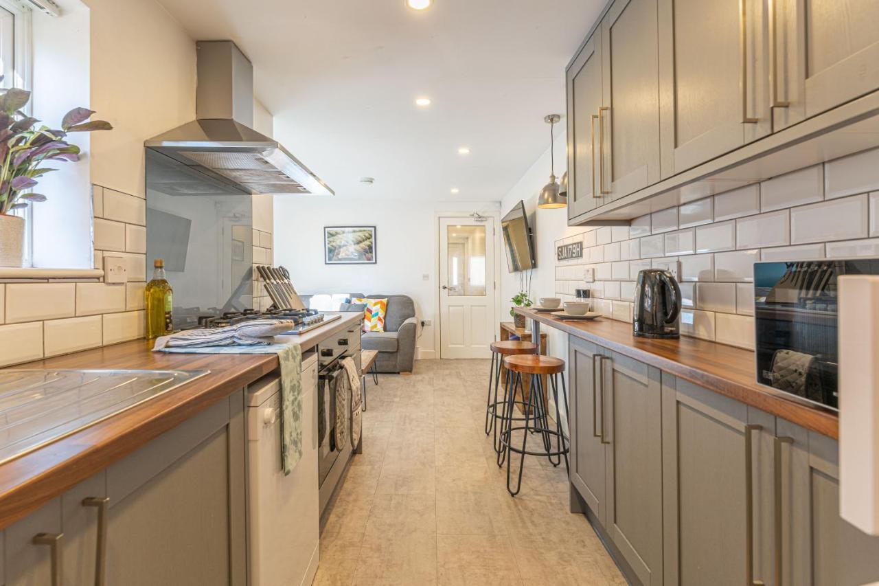 Stylish 5-Bed Home, Each With En-Suite And Own Tv Coventry Esterno foto