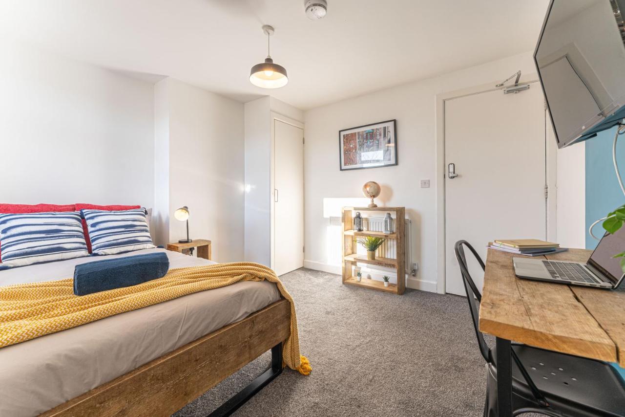 Stylish 5-Bed Home, Each With En-Suite And Own Tv Coventry Esterno foto