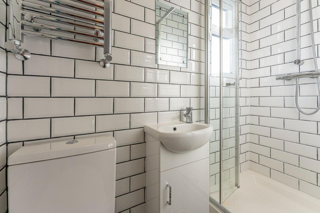 Stylish 5-Bed Home, Each With En-Suite And Own Tv Coventry Esterno foto