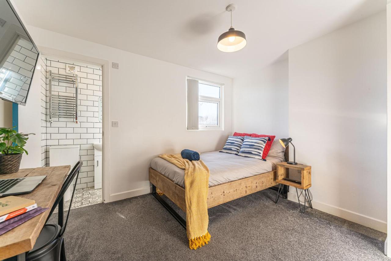 Stylish 5-Bed Home, Each With En-Suite And Own Tv Coventry Esterno foto