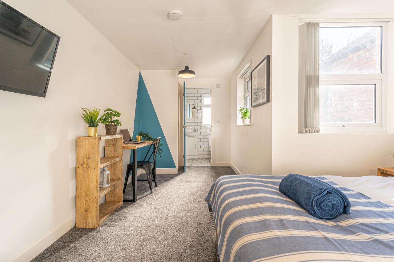Stylish 5-Bed Home, Each With En-Suite And Own Tv Coventry Esterno foto