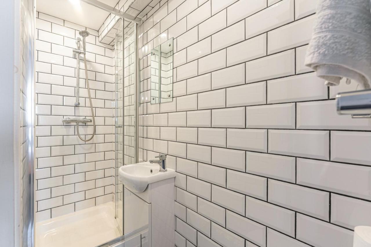 Stylish 5-Bed Home, Each With En-Suite And Own Tv Coventry Esterno foto