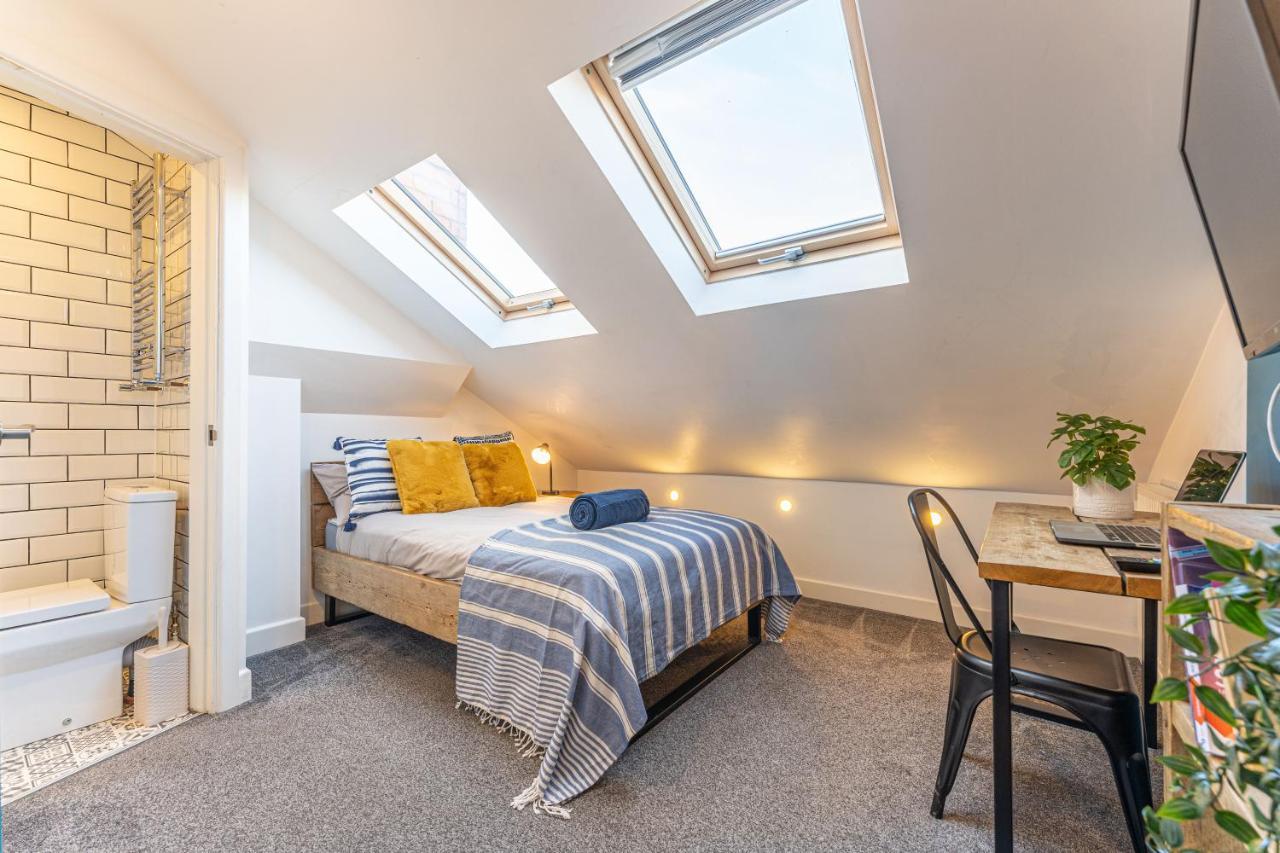 Stylish 5-Bed Home, Each With En-Suite And Own Tv Coventry Esterno foto