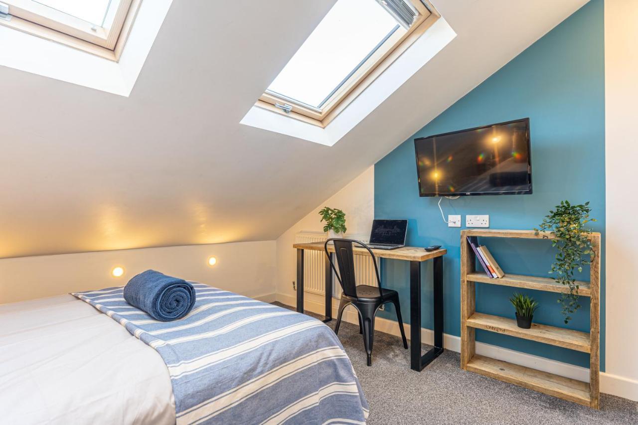 Stylish 5-Bed Home, Each With En-Suite And Own Tv Coventry Esterno foto