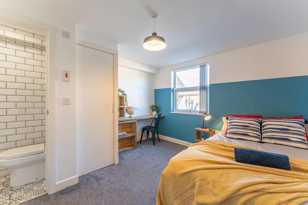 Stylish 5-Bed Home, Each With En-Suite And Own Tv Coventry Esterno foto
