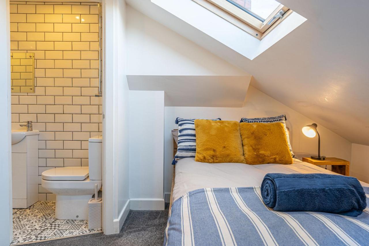 Stylish 5-Bed Home, Each With En-Suite And Own Tv Coventry Esterno foto