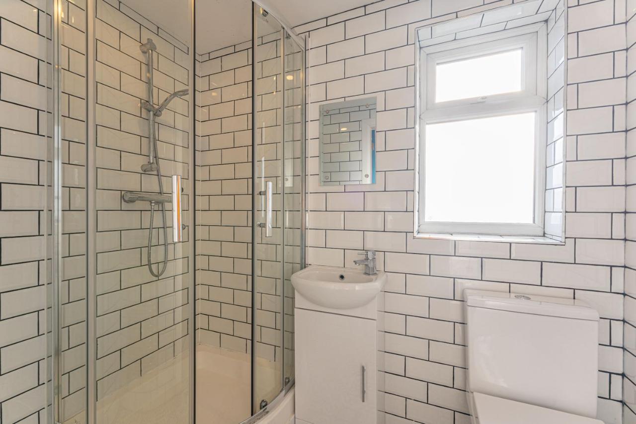 Stylish 5-Bed Home, Each With En-Suite And Own Tv Coventry Esterno foto